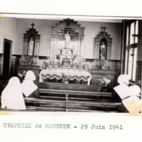 Prière dans la chapelle de la maison de Moukden