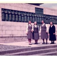 Les Sœurs de l&#039;EJNB devant le monument des 26 martyrs de Nagasaki